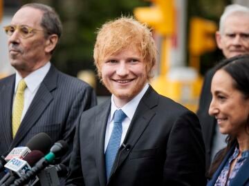 Ed Sheeran a la salida de los juzgados en Nueva York