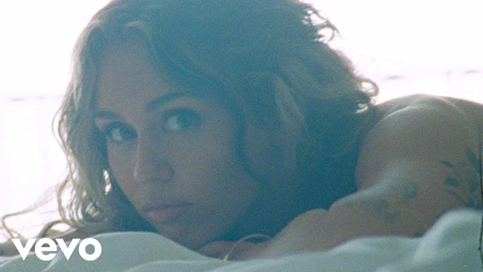 Miley Cyrus y 'Jaded': el videoclip y todas sus referencias a los trabajos que dedicó a Liam Hemsworth 