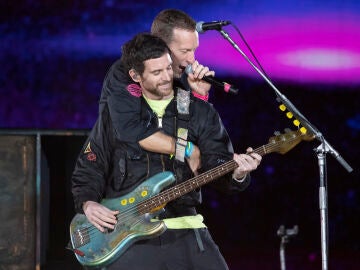 Chris Martin abraza a Guy Berryman en Barcelona