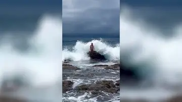 Intenta imitar a la sirenita pero es arrollado por una gigantesca ola