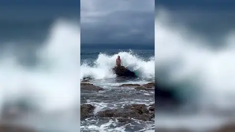 Intenta imitar a la sirenita pero es arrollado por una gigantesca ola Intenta imitar a la sirenita pero es arrollado por una gigantesca ola