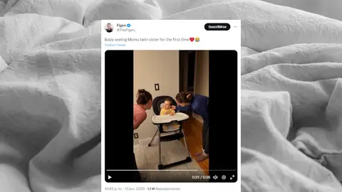 Una bebé desconcertada conoce a la hermana gemela de su madre por primera vez Una bebé desconcertada conoce a la hermana gemela de su madre por primera vez