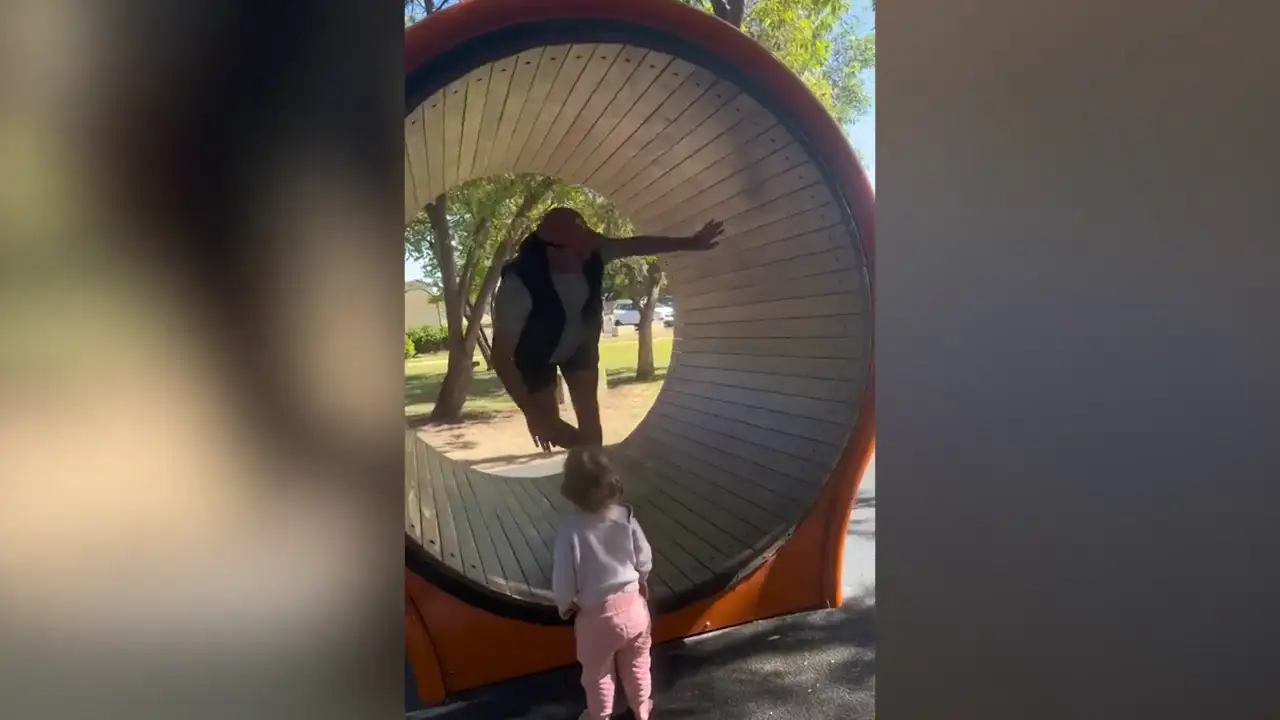 Un padre intenta probar una rueda de hamster para humanos en un parque y sale mal
