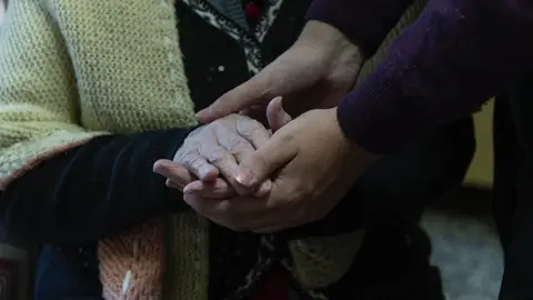 Sujetando las manos de una persona mayor Sujetando las manos de una persona mayor