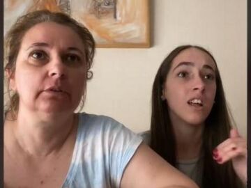 El entusiasmo de una chica al reaccionar a las notas de la EvAU con su madre
