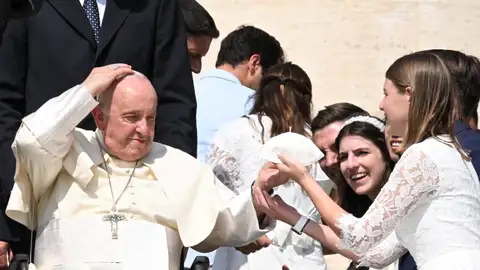 El Papa Francisco saluda a los fieles durante su audiencia general semanal El Papa Francisco saluda a los fieles durante su audiencia general semanal
