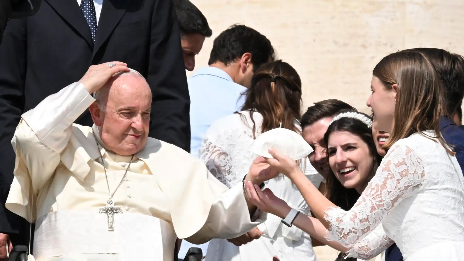 El Papa Francisco saluda a los fieles durante su audiencia general semanal