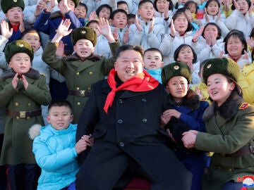 Kim Jong-Un rodeado de niños
