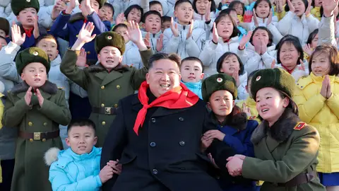 Kim Jong-Un rodeado de niños Kim Jong-Un rodeado de niños