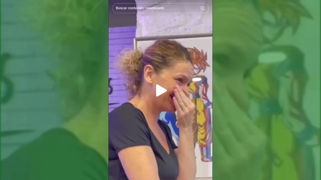 Una madre se emociona al ver el cambio de look de su hijo tras 14 años sin cortarse el pelo: "Es como si me lo hubieran cortado a mí" Una madre se emociona al ver el cambio de look de su hijo tras 14 años sin cortarse el pelo: "Es como si me lo hubieran cortado a mí"