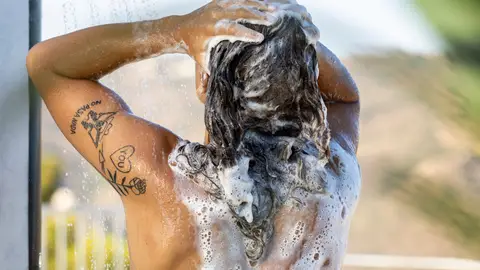 Hombre lavándose el pelo. Hombre lavándose el pelo.