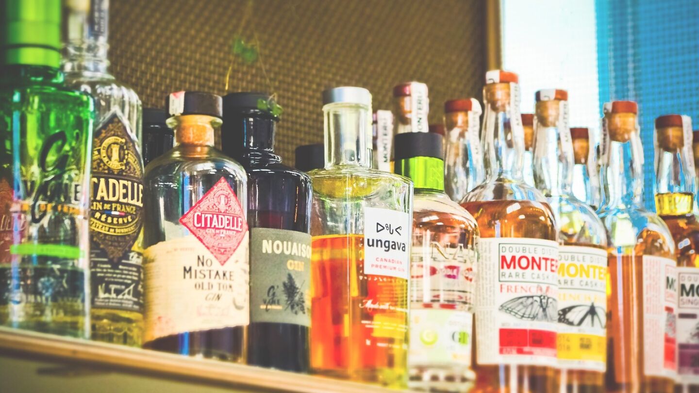 Botellas de alcohol.
