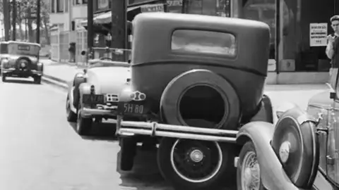 El coche con una quinta rueda. El coche con una quinta rueda.