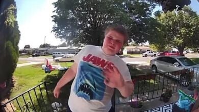 Un niño que sufre acoso llamó a la puerta de su vecino para buscar amigos y lo que ocurre es genial: 