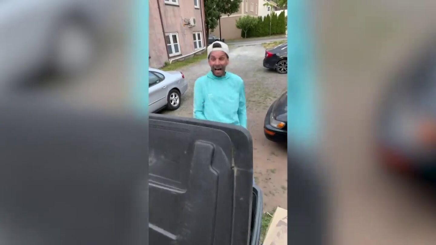 Se esconde en un cubo de basura para darle un susto a su novio y casi lo mata