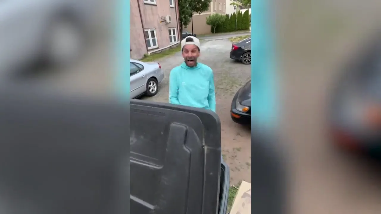 Se esconde en un cubo de basura para darle un susto a su novio y casi lo mata