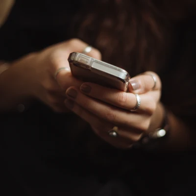 Una persona usando su teléfono móvil