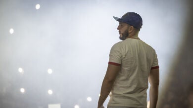 Omar Montes la lía en Almudévar: horas de retraso, problemas de audio y desaires al público