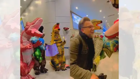 TikTok viral sobre una familia que va a buscar a su padre vestidos de dinosaurios. TikTok viral sobre una familia que va a buscar a su padre vestidos de dinosaurios.