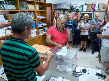 Vecinos de Villarroya votan en las elecciones generales