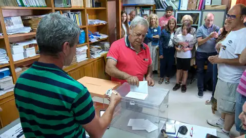 Vecinos de Villarroya votan en las elecciones generales Vecinos de Villarroya votan en las elecciones generales
