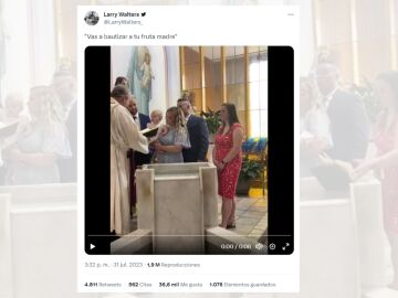 Tuit viral en el que un beb&eacute; tira la Biblia a la pila bautismal.