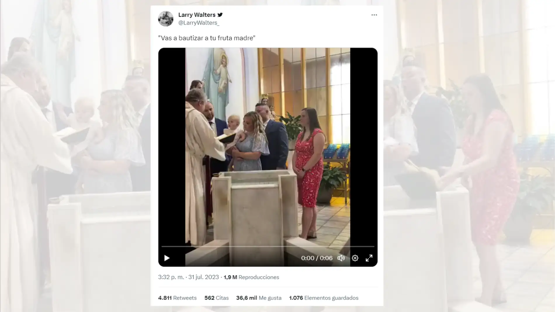 Tuit viral en el que un bebé tira la Biblia a la pila bautismal.