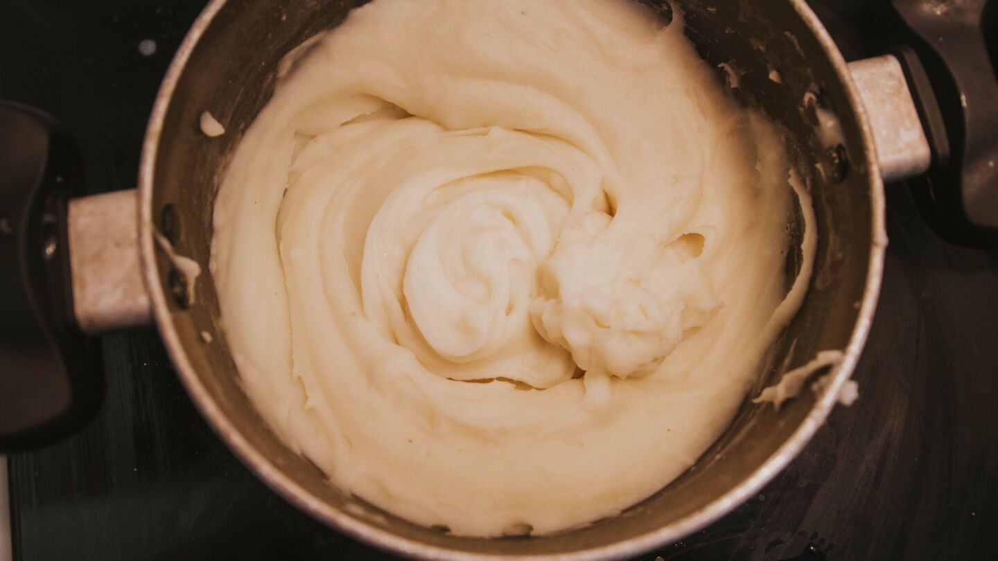 Una olla con pur&eacute; de patata