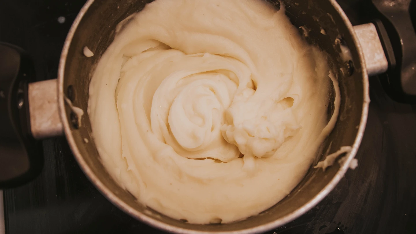 Una olla con puré de patata Una olla con puré de patata