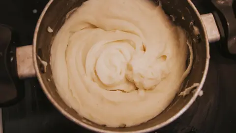 Una olla con puré de patata Una olla con puré de patata