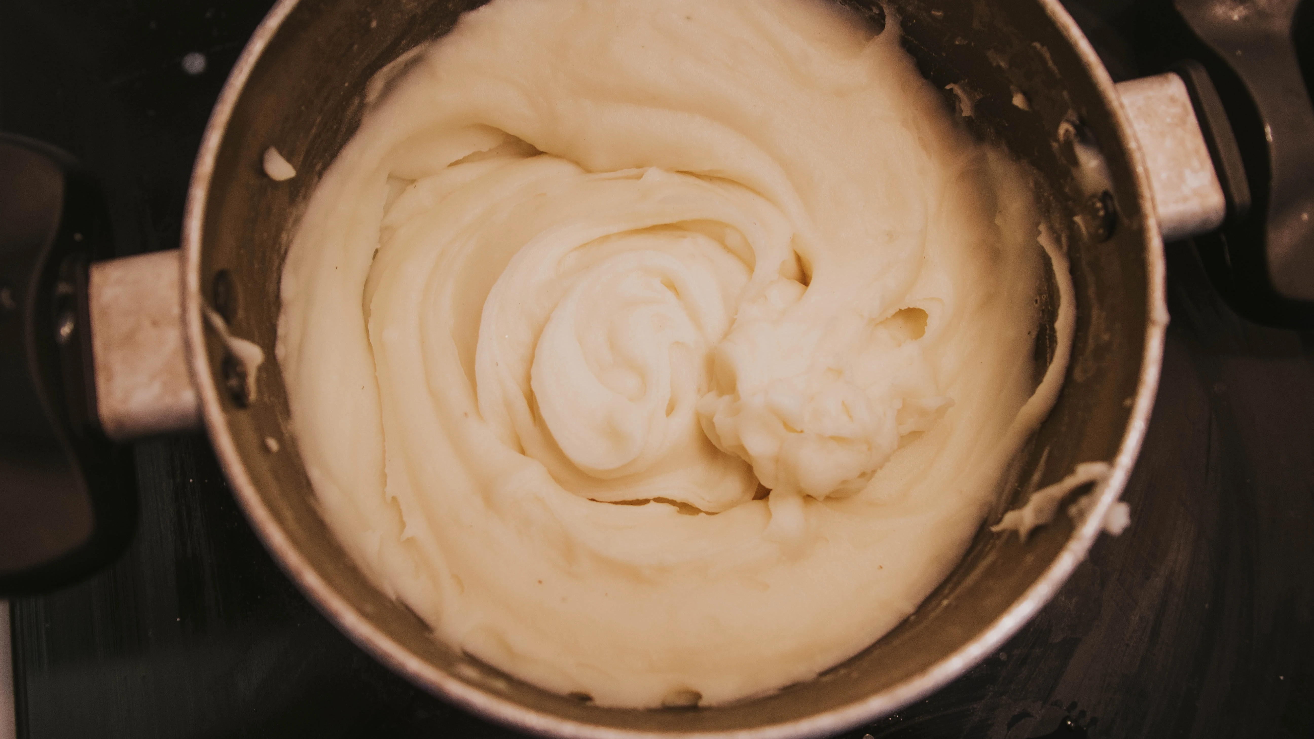 Una olla con pur&eacute; de patata