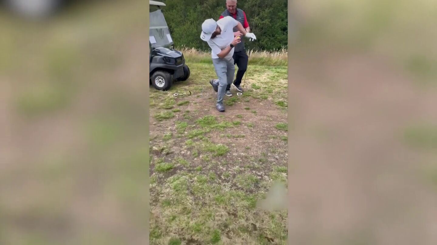 Le gastan una broma colgando una serpiente de su pantal&oacute;n y no para de correr aterrorizado