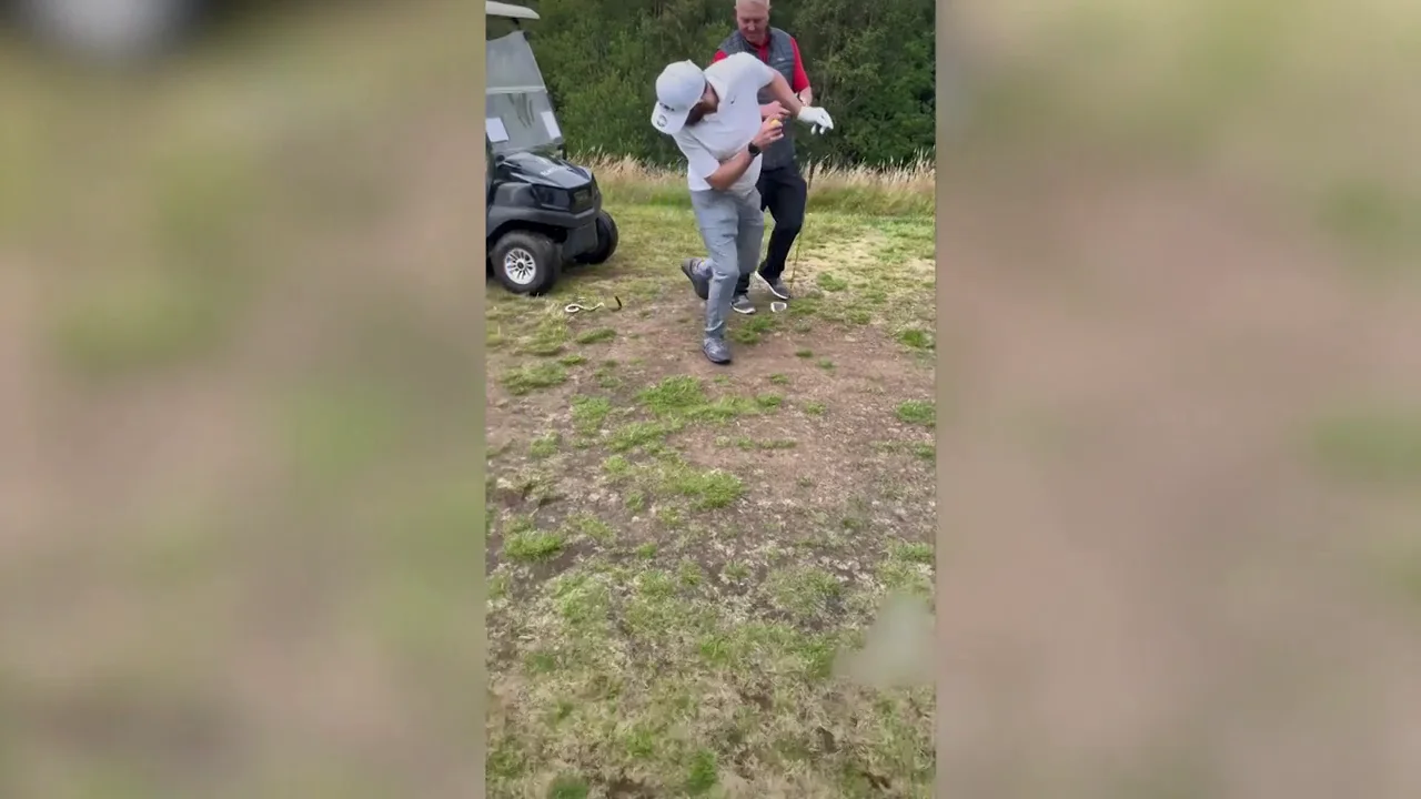 Le gastan una broma colgando una serpiente de su pantal&oacute;n y no para de correr aterrorizado