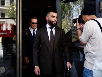 Los abogados de Tony Lanez, Jos&eacute; Baez (i) y Matthew Barhoma (C), saliendo del Centro de Justicia Penal Clara Shortridge Foltz
