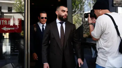 Los abogados de Tony Lanez, José Baez (i) y Matthew Barhoma (C), saliendo del Centro de Justicia Penal Clara Shortridge Foltz Los abogados de Tony Lanez, José Baez (i) y Matthew Barhoma (C), saliendo del Centro de Justicia Penal Clara Shortridge Foltz