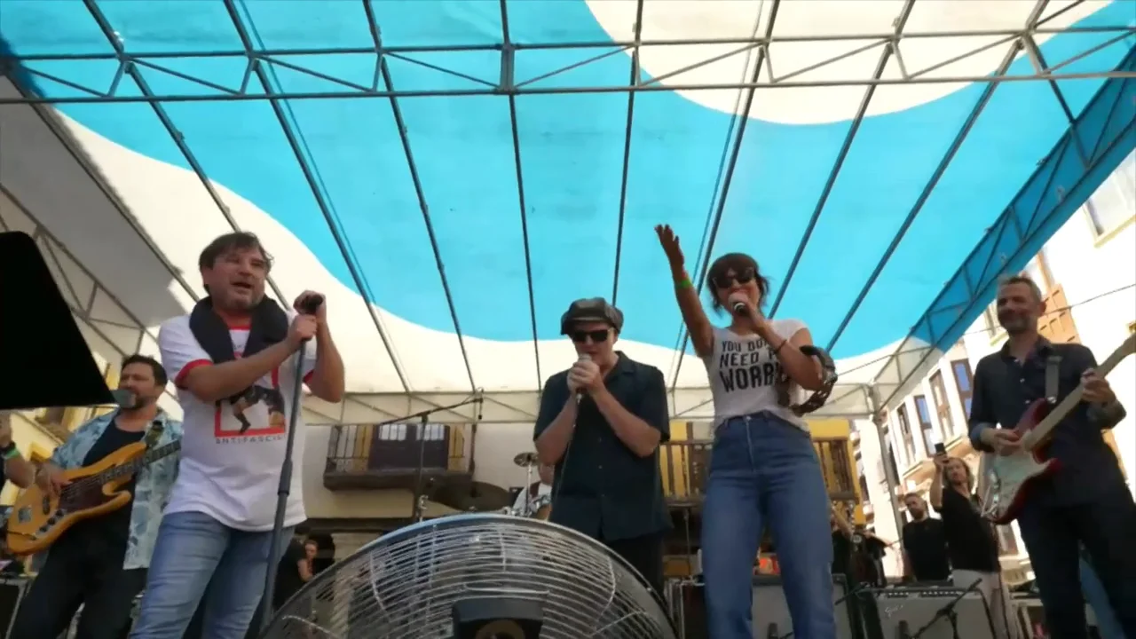 Amaral sorprende en la plaza del Trigo para cerrar su triunfo en el Sonorama Amaral sorprende en la plaza del Trigo para cerrar su triunfo en el Sonorama