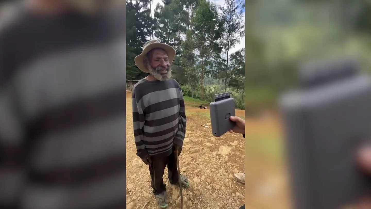 Un hombre de Papua Nueva Guinea ve una camara Polaroid por primera vez y flipa cuando le hacen una foto Un hombre de Papua Nueva Guinea ve una camara Polaroid por primera vez y flipa cuando le hacen una foto