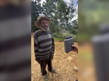 Un hombre de Papua Nueva Guinea ve una camara Polaroid por primera vez y flipa cuando le hacen una foto
