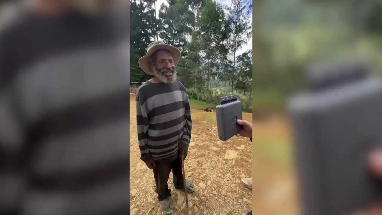 Un hombre de Papua Nueva Guinea ve una camara Polaroid por primera vez y flipa cuando le hacen una foto