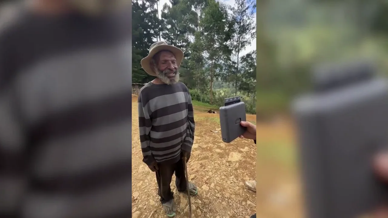 Un hombre de Papua Nueva Guinea ve una camara Polaroid por primera vez y flipa cuando le hacen una foto Un hombre de Papua Nueva Guinea ve una camara Polaroid por primera vez y flipa cuando le hacen una foto