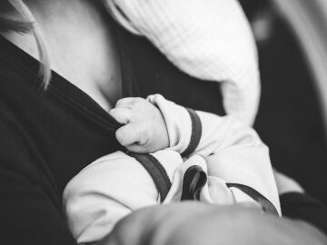 Una madre cogiendo a su beb&eacute; (archivo)