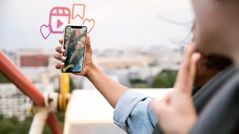 Chicas haciéndose un selfie. Chicas haciéndose un selfie.