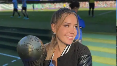 Lluna Clark durante una de sus visitas a un campo de fútbol. Lluna Clark durante una de sus visitas a un campo de fútbol.