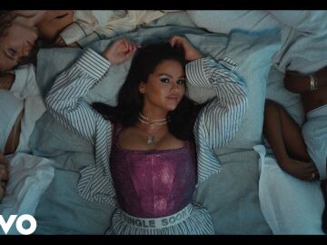 Selena Gomez en el videoclip de Single Soon.