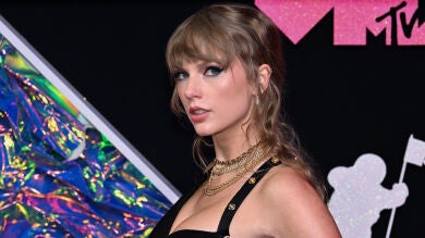 Taylor Swift rompió un anillo valorado en 12.000 euros durante los VMAs, y su expresión al darse cuenta vale oro