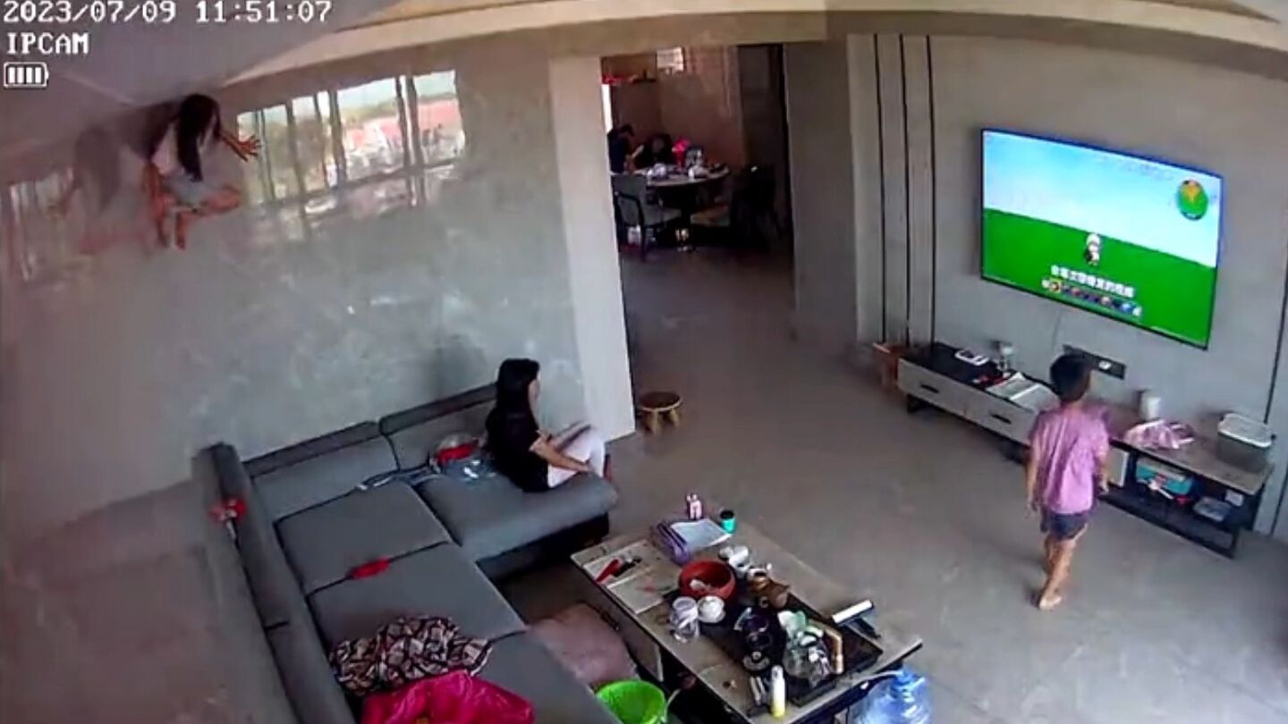 Ni&ntilde;a china subida al techo