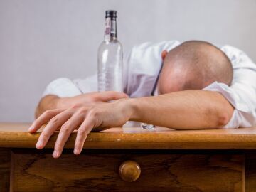 Fotograf&iacute;a de un hombre que se ha quedado dormido tras beber alcohol.