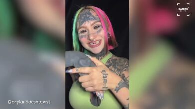 Una joven influencer amante de las modificaciones se implanta un corazón en la mano