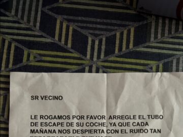 Sus vecinos le dejan una nota porque su coche hace mucho ruido y esta es su inesperada respuesta