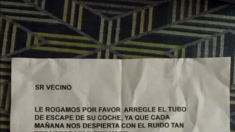 Sus vecinos le dejan una nota porque su coche hace mucho ruido y esta es su inesperada respuesta Sus vecinos le dejan una nota porque su coche hace mucho ruido y esta es su inesperada respuesta